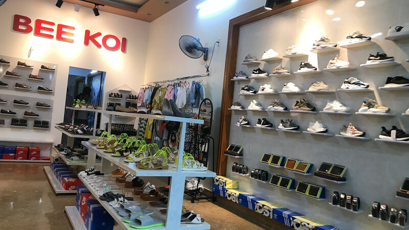 Bảng hiệu chữ nổi bằng Mica bên trong shop giày